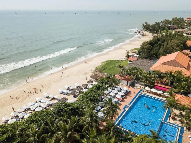 Hình ảnh minh họa khu vực nghỉ ngơi có ghế nằm và dù che nắng bên cạnh bể bơi ở Hà Nội